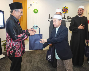 KUNJUNGAN_HORMAT_DELEGASI_IMAM_MAJLIS_HUKAMA_MUSLIMIN_5